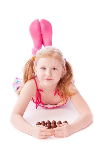 Menina feliz com ovos de chocolate — Fotografia de Stock