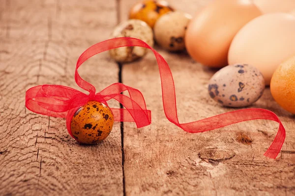 Huevo de Pascua sobre fondo de madera —  Fotos de Stock