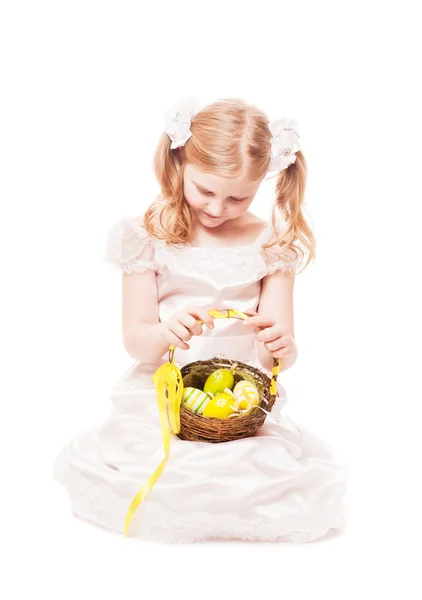 Menina bonita com ovos de éter isolados em branco — Fotografia de Stock