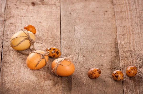 Oeufs de Pâques sur fond en bois — Photo