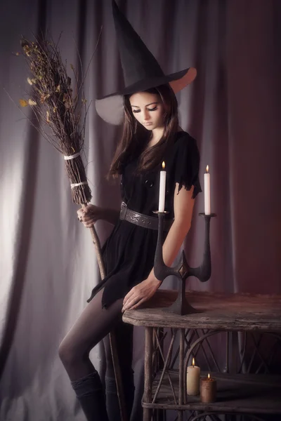 Młoda piękna czarownica — Zdjęcie stockowe