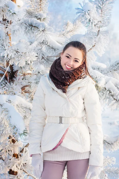 Menina bonita feliz no parque de inverno — Fotografia de Stock