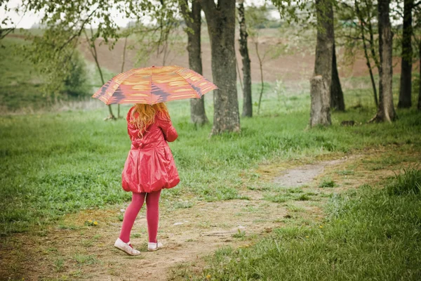 Bambina con ombrello all'aperto — Foto Stock