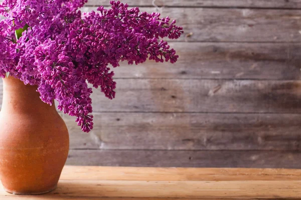 Ahşap arka plandaki güzel leylak