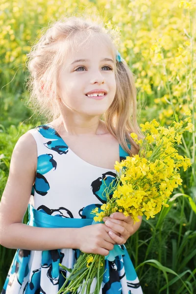 Šťastná dívka venkovní — Stock fotografie