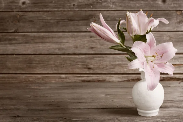 Ročník květiny na dřevěné pozadí — Stock fotografie