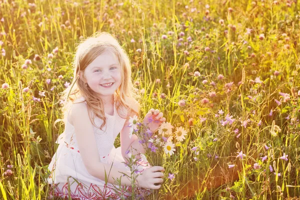 Mooi meisje met bloemen buiten — Stockfoto