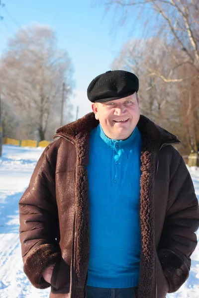 冬の公園で歳の男性 — ストック写真