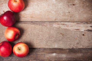 Ahşap arkaplanda kırmızı elmalar