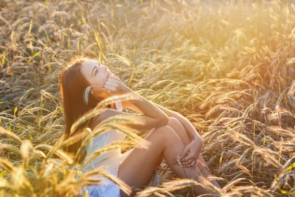 Belle fille en plein air — Photo