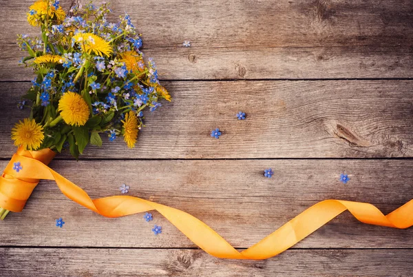 Blumen auf Holzgrund — Stockfoto