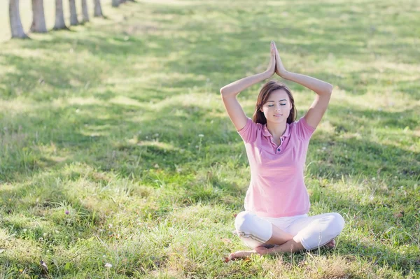 Yoga woman on green grass in lotus pose — Stock Photo, Image