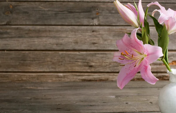 Blommor på trä bakgrund — Stockfoto