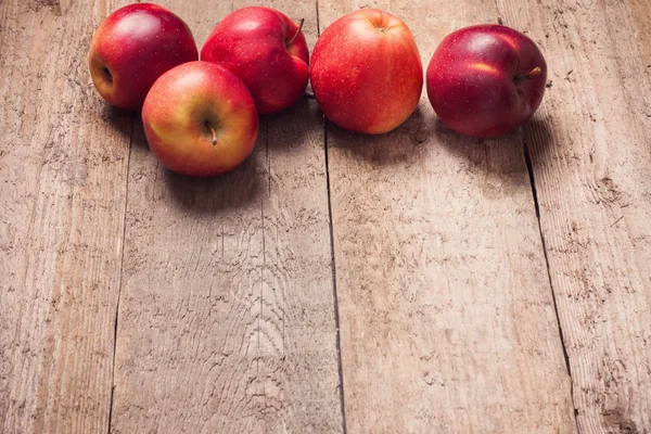 Rode appels op houten ondergrond — Stockfoto