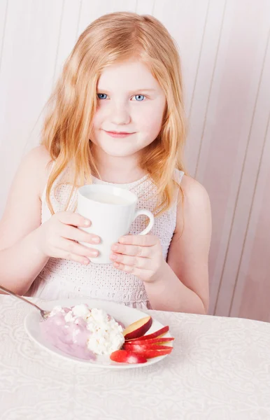 Hermosa chica con comida — Foto de Stock