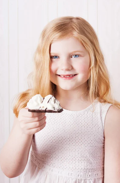 Pasta ile mutlu kız — Stok fotoğraf