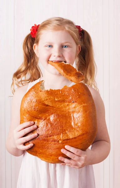 Menina bonita com comida — Fotografia de Stock