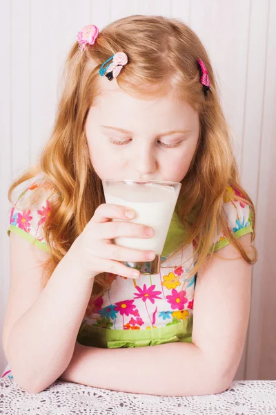 Gelukkig meisje met melk — Stockfoto