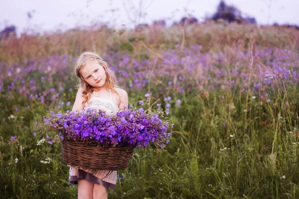 Schönes Mädchen mit Blumen im Freien — Stockfoto