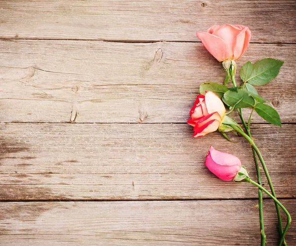 Rosa su sfondo di legno — Foto Stock