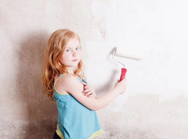 Meisje schilderij van de muur — Stockfoto