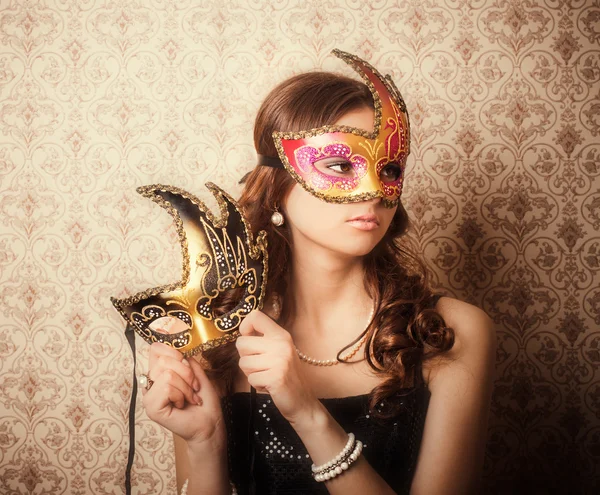 Bella ragazza in maschera — Foto Stock