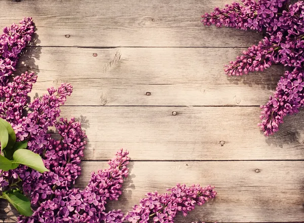 木制背景上美丽的紫丁香 — 图库照片