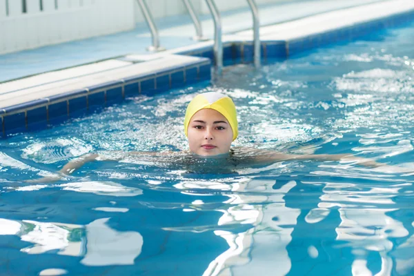Chica en piscina —  Fotos de Stock