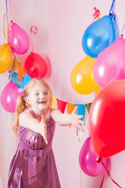 Menina feliz com balões — Fotografia de Stock