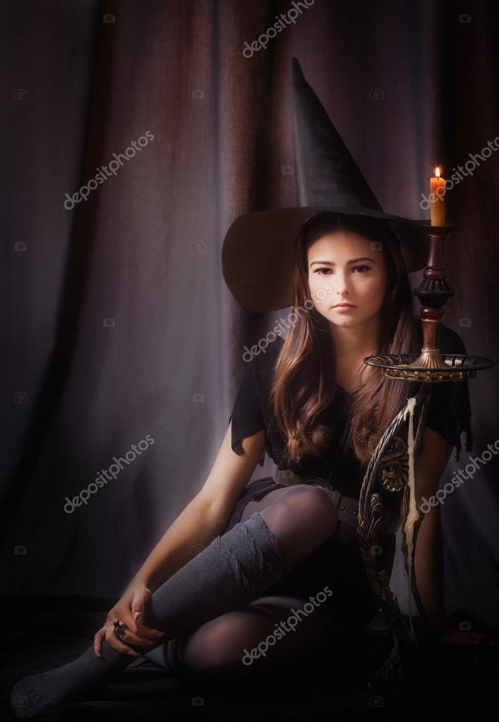 Jovem bruxa bonita fotos, imagens de © Kruchenkova #22615431
