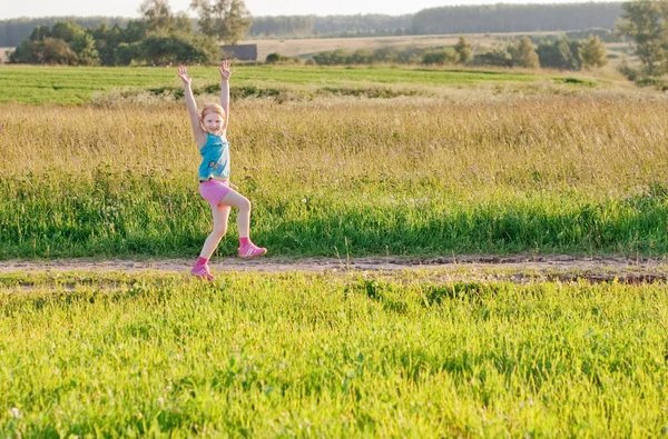 Menina caminhando no caminho — Fotografia de Stock