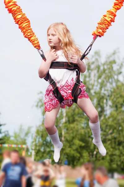 Chica feliz saltando en el parque de atracciones — Foto de Stock