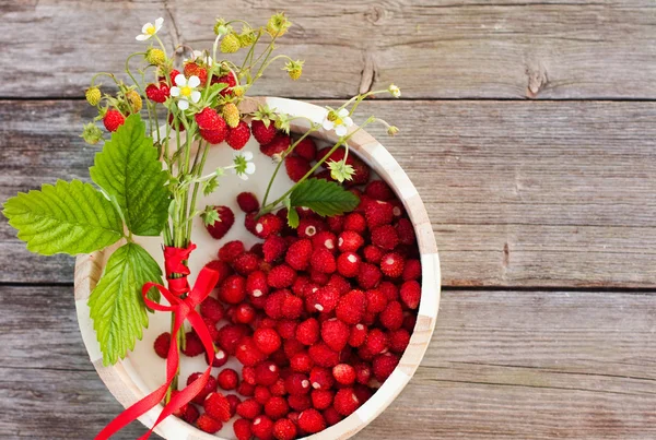 Aardbeien op houten ondergrond — Stockfoto