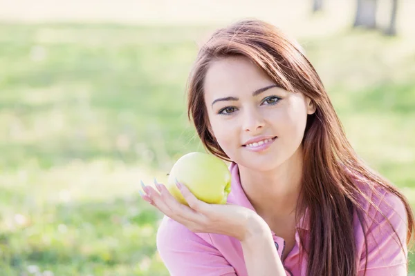 Ung vacker flicka med äpple — Stockfoto