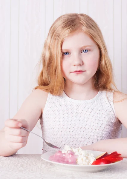 Sorriso menina está comendo comida saudável — Fotografia de Stock