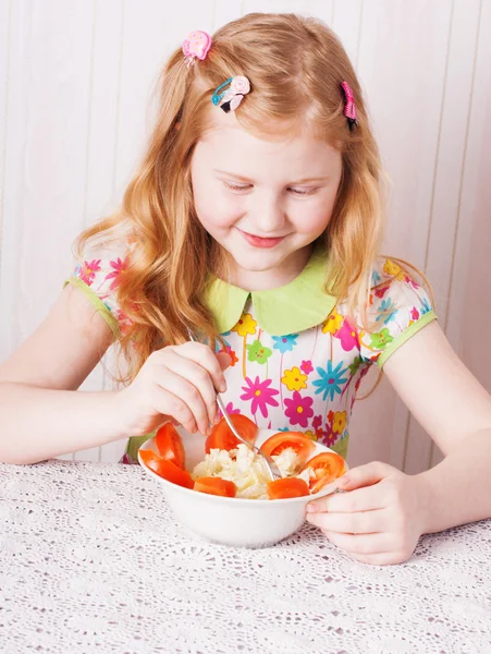 Sonrisa chica está comiendo comida saludable — Foto de Stock