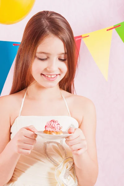 Chica en fiesta de cumpleaños con pastel — Foto de Stock