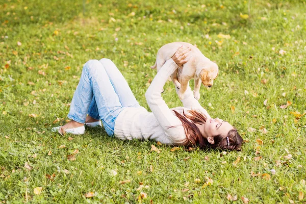 Fille avec son chien se reposant à l'extérieur — Photo