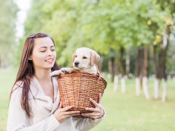 Chica con su perro descansando al aire libre —  Fotos de Stock