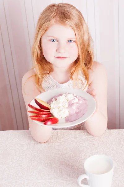 Посмішка дівчина їсть здорову їжу — стокове фото