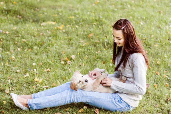 Flicka med hennes hund vila utomhus — Stockfoto