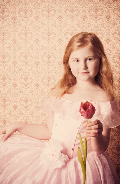 Ritratto di bella ragazza con fiore — Foto Stock