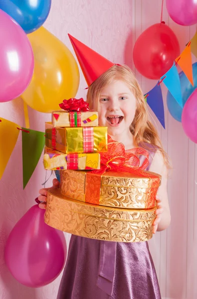 Ragazza di compleanno e regali — Foto Stock