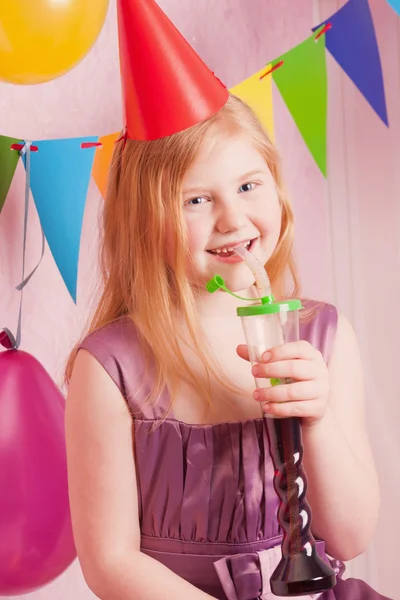 Ευτυχισμένος κορίτσι πίνει τον χυμό φράουλας — Φωτογραφία Αρχείου