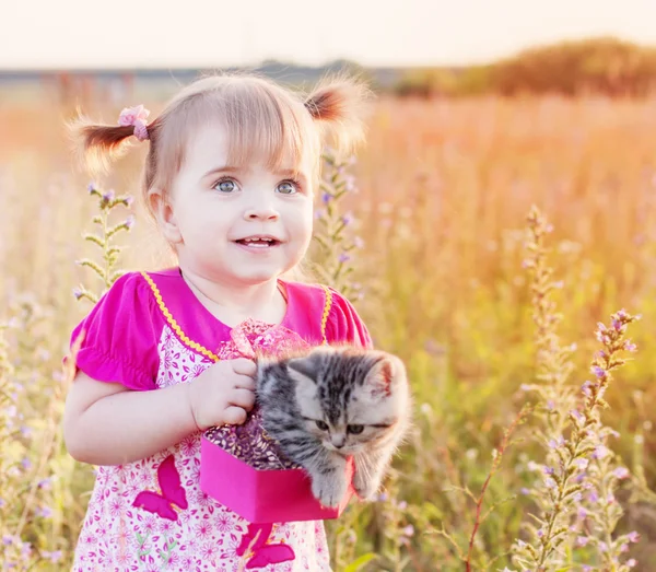 Liten flicka med katt utomhus — Stockfoto