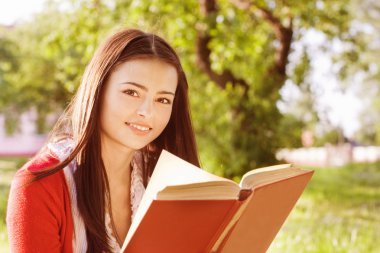 güzel kız kitap bir parkta okur