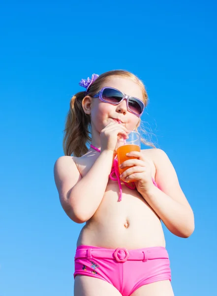 Κοριτσάκι ποτά χυμός πορτοκαλιού — Φωτογραφία Αρχείου