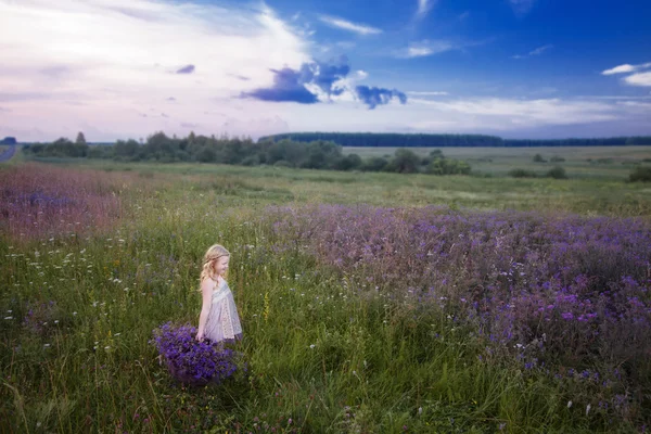 Menina bonita com flores ao ar livre — Fotografia de Stock