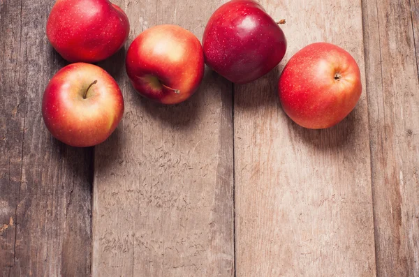 Apel merah pada latar belakang kayu — Stok Foto