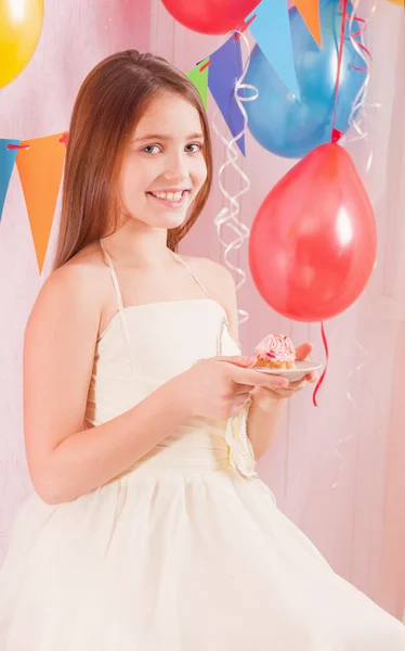 Girl with birthday cake — Stock Photo, Image